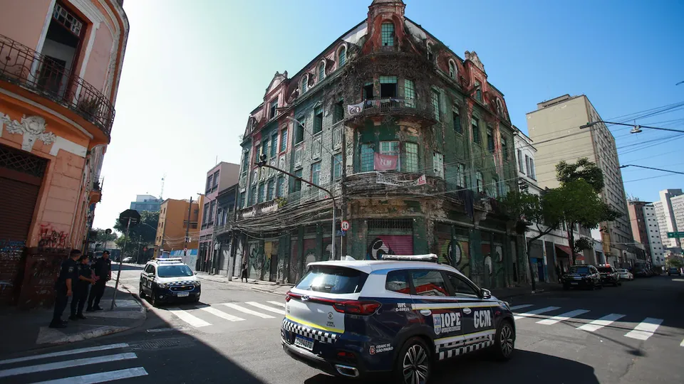 Motorista é baleado após colisão com carro de guarda municipal em SP