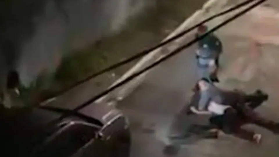 O incidente ocorreu no último domingo em Campo Grande; motorista foi preso após resistir à abordagem e agredir agentes.