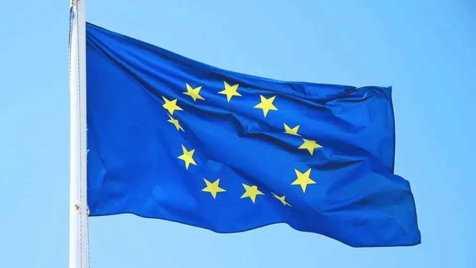 Sete nações da Europa anunciaram a suspensão dos processos de asilo para sírios, um dia após a derrubada do regime de Bashar al-Assad.