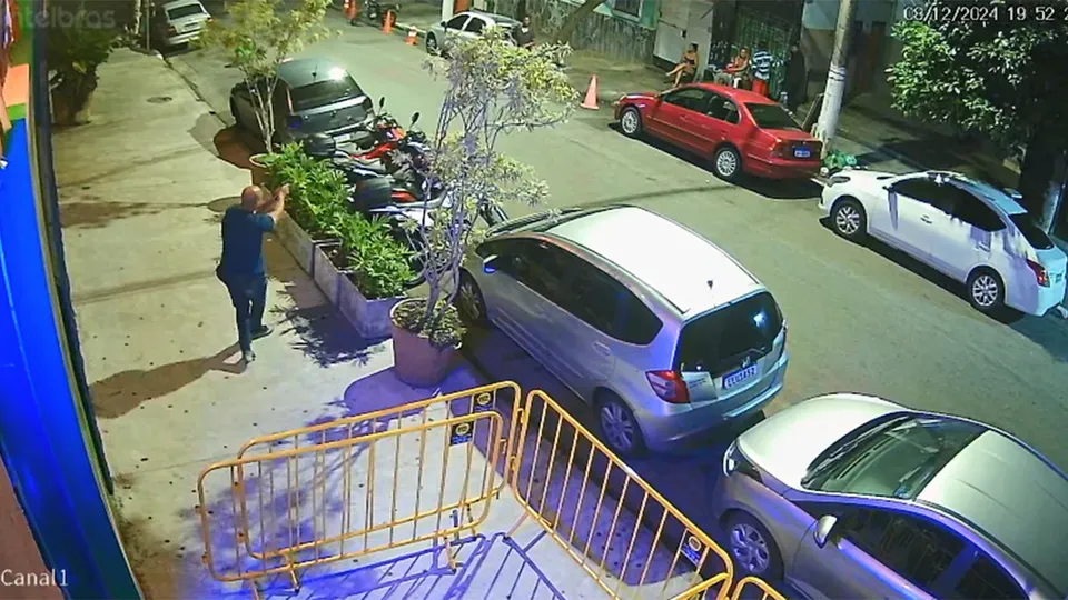 Um policial militar, atuando como segurança, disparou contra um jovem que exibia uma réplica de pistola em frente a uma boate.