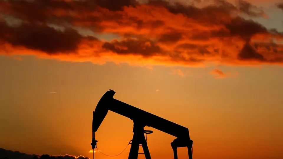Os futuros do petróleo Brent fecharam a US$ 72,14 por barril, enquanto o WTI subiu para US$ 68,37; instabilidades geopolíticas influenciam o mercado.