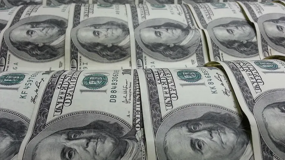 O dólar encerrou o dia em alta de 0,09%, renovando a máxima histórica, enquanto investidores aguardam decisão do Copom.