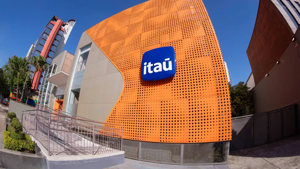 Comissão de Valores Mobiliários investiga acusações de violação de normas internas por ex-diretor financeiro do Itaú.