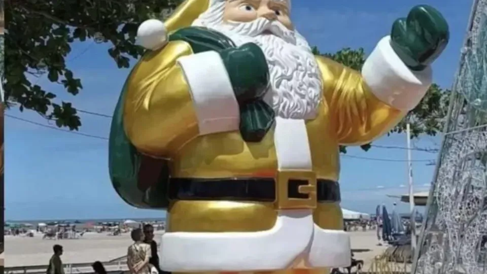 Balneário Camboriú adota Papai Noel em verde e amarelo e gera polêmica nas redes sociais