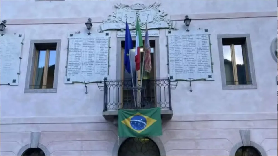 Camillo De Pellegrin, prefeito de Val di Zoldo, gerou polêmica ao hastear bandeira do Brasil em protesto contra pedidos de cidadania.