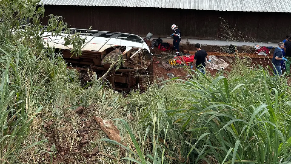 Acidente com ônibus deixa 13 trabalhadores feridos em estrada rural no Paraná