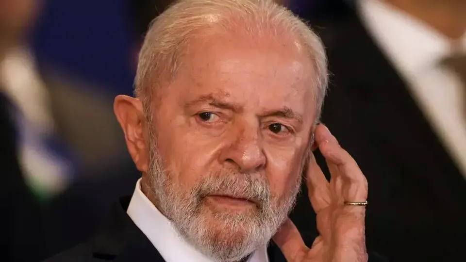 O presidente Luiz Inácio Lula da Silva permanece internado em São Paulo após cirurgia bem-sucedida na madrugada desta terça-feira.