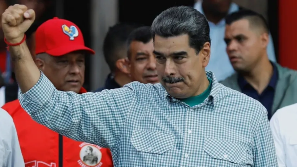 Jovem detido após eleição presidencial narra experiências de tortura e violação de direitos humanos em prisões venezuelanas