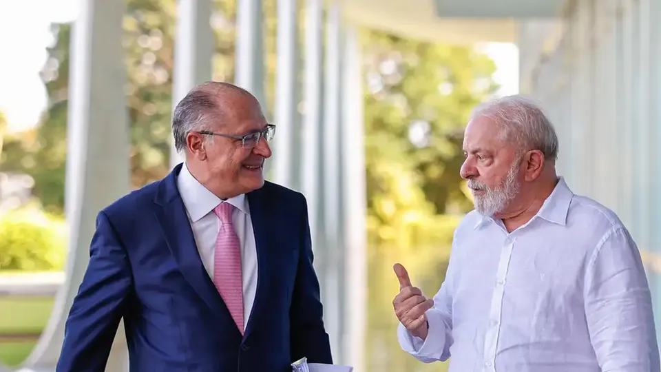 Vice-presidente viaja para Brasília após cirurgia de emergência de Lula em São Paulo