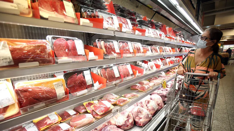 Apesar da leve queda no índice mensal, a inflação acumulada ultrapassa o teto da meta, gerando incertezas para o futuro econômico.
