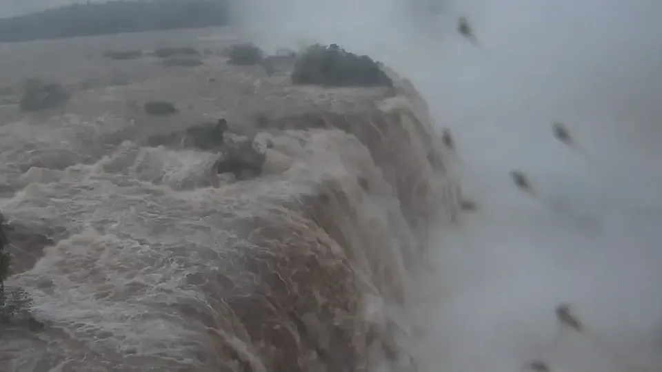 Volume de água atingiu 7,7 milhões de litros por segundo nesta segunda-feira (9); média é de 1,5 milhão.