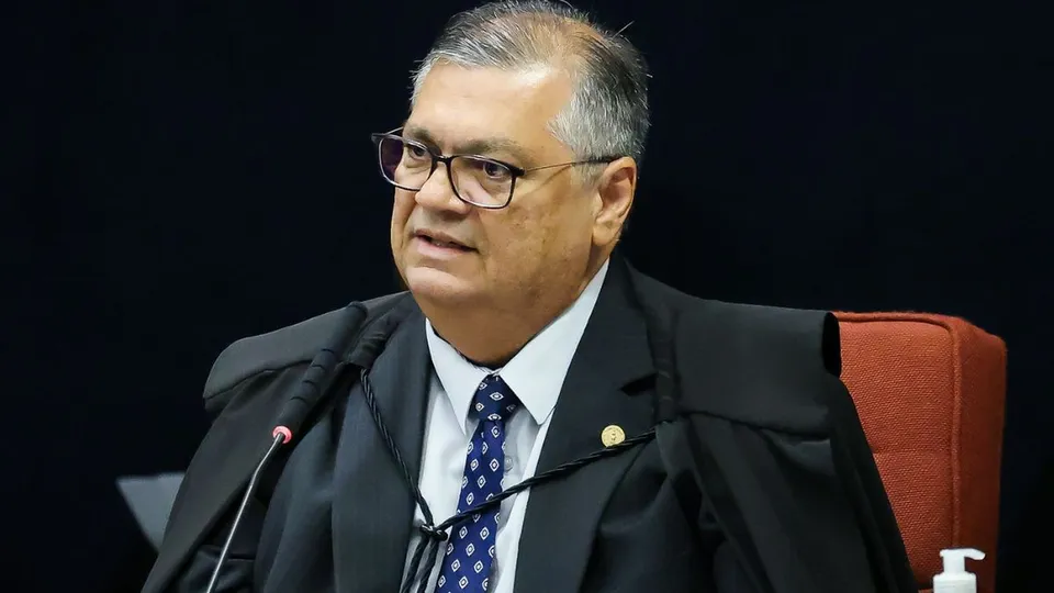 Ministro Flávio Dino acompanha relator e condena ex-deputado por atentado ao exercício dos Poderes e homofobia
