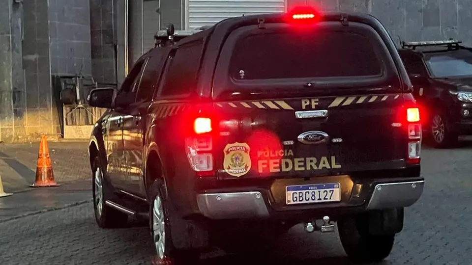 A operação Mafiusi resultou em nove prisões no Brasil e um mandado na Espanha, desarticulando grupos criminosos interligados.