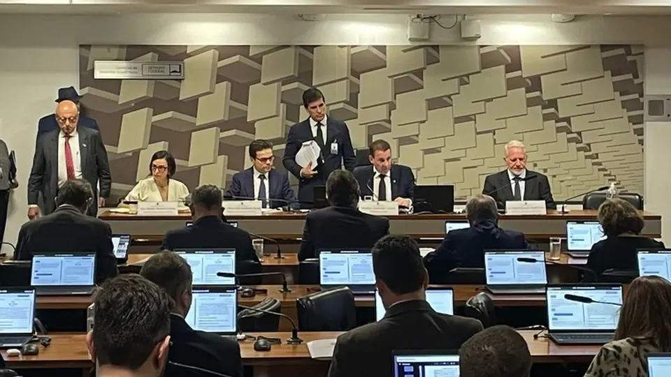 Durante sabatina no Senado, indicado à diretoria do BC ressaltou a importância de um câmbio flutuante e reservas internacionais robustas.