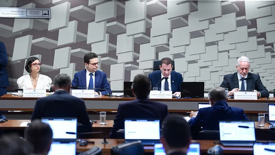 Comissão de Assuntos Econômicos do Senado aprova três nomes indicados pelo presidente Lula para o BC, que ainda precisam do aval do plenário.