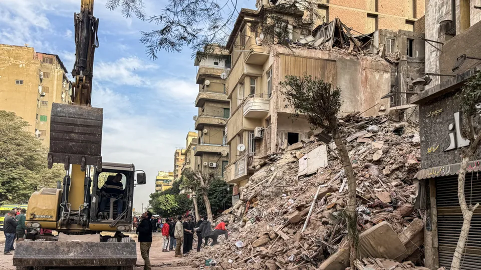 Um edifício residencial de seis andares desabou no centro do Cairo, deixando oito mortos e três feridos, conforme informou o Ministério da Saúde do Egito.