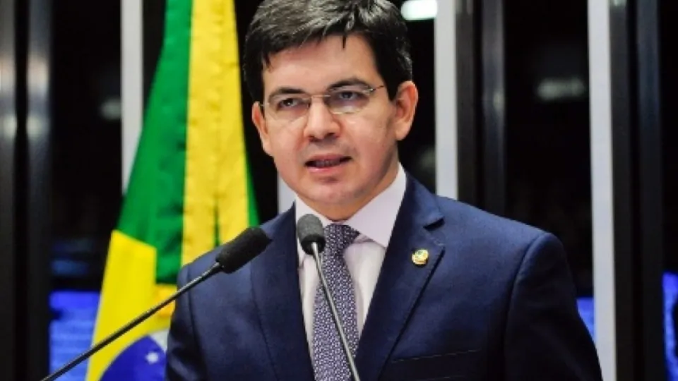 Senador Randolfe Rodrigues (PT-AP) apresentou e retirou projeto que visava alterar sistema eleitoral do Senado, afetando planos de Bolsonaro.