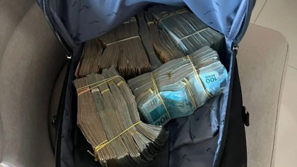 A 'Operação Overclean' mira organização criminosa que movimentou R$ 1,4 bilhão em fraudes e corrupção.