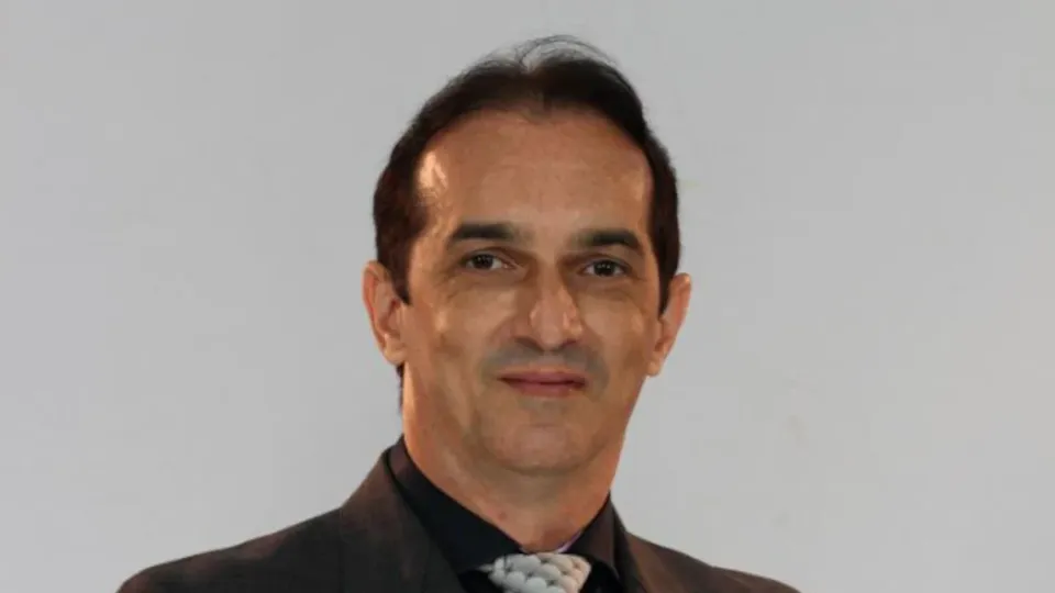 Decisão do Supremo Tribunal Federal mantém aposentadoria de Washington Gutemberg Pires Ribeiro, acusado de assédio a colegas para favorecer interesses privados.