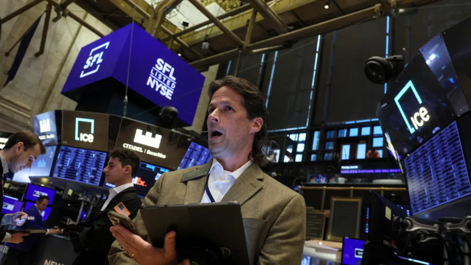 Os principais índices da Bolsa de Valores de Nova York fecharam em baixa, enquanto investidores aguardam dados de inflação que podem impactar a taxa de juros.