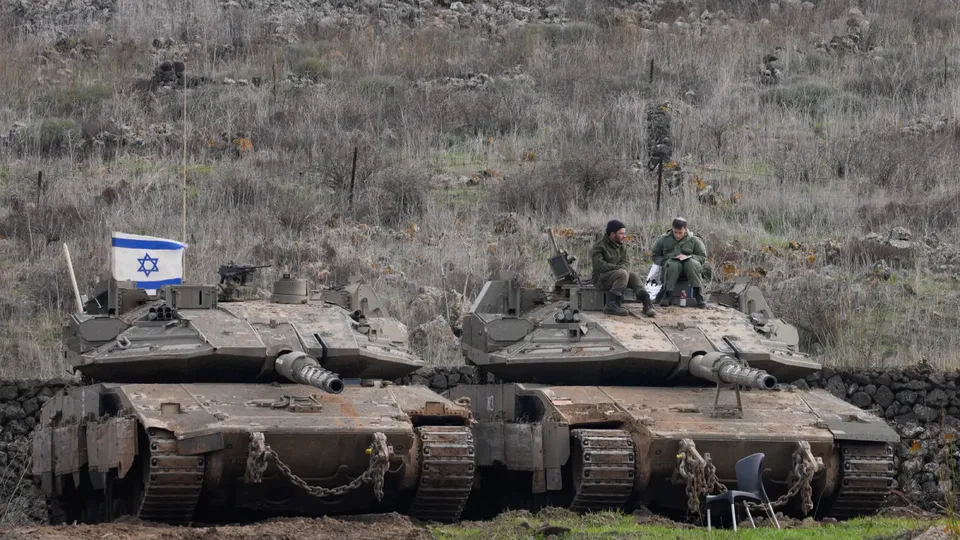 Após colapso do governo de Bashar al-Assad, Israel intensifica ataques aéreos em território sírio
