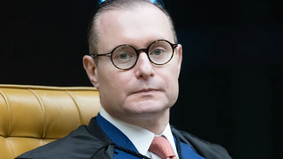 O ministro Cristiano Zanin, do STF, rejeitou pedidos de desembargadores investigados por corrupção e venda de decisões judiciais.
