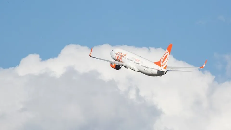 Mulher passou mal durante a viagem e não resistiu. Companhia aérea Gol lamenta o ocorrido e informa sobre os procedimentos realizados.