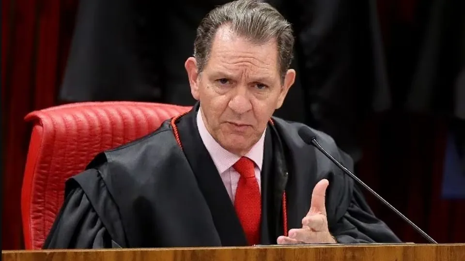 Durante um julgamento, o ministro João Otávio de Noronha fez uma declaração inusitada sobre sua beleza, gerando risadas no tribunal.