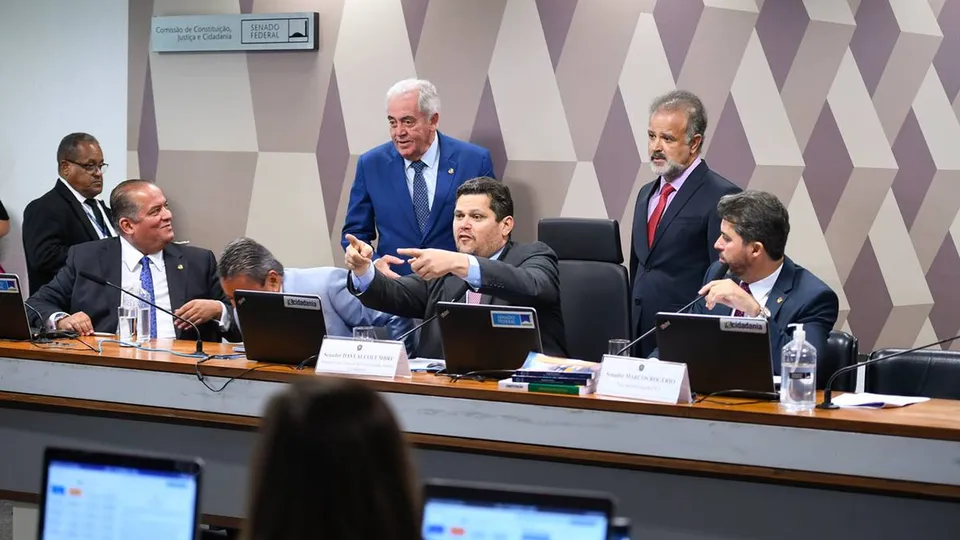 Após adiamento da leitura do parecer, relator Eduardo Braga espera avançar nas etapas da proposta nesta quarta-feira.