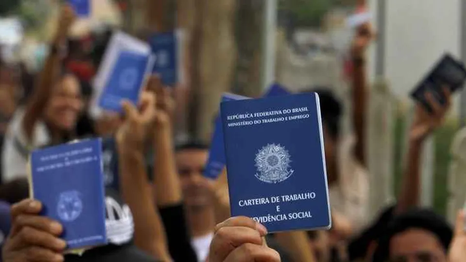 Dados da OCDE mostram que a taxa de desemprego permanece estável em 4,9% desde março de 2022, com variações entre os países.