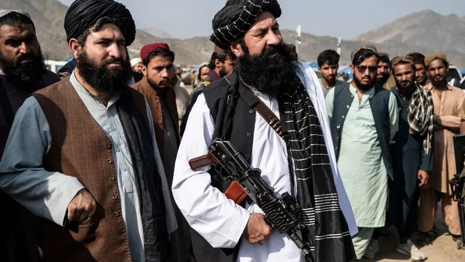 Khalil Rahman Haqqani, ministro interino do Talibã, foi morto em explosão na capital afegã, segundo informações da família.
