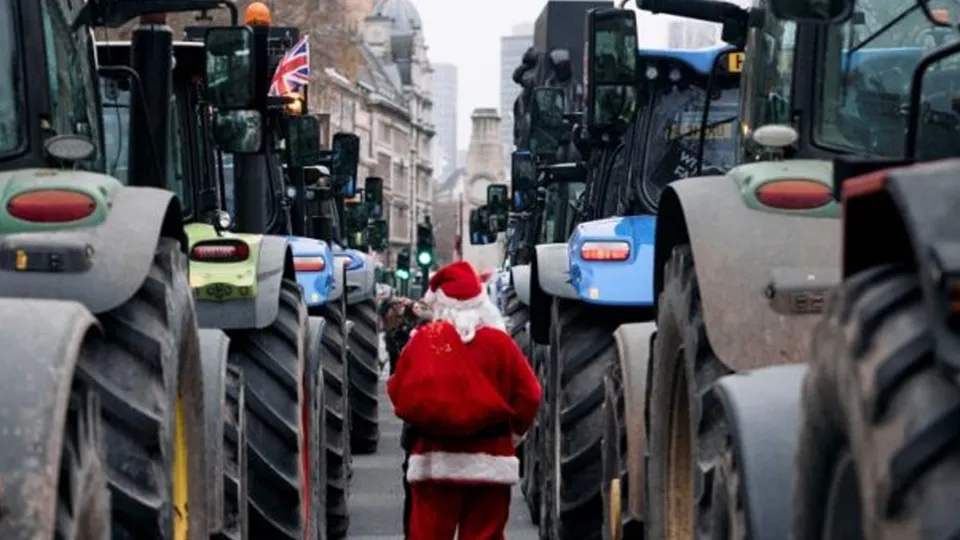 Agricultores britânicos protestam com tratores contra novo imposto sobre herança