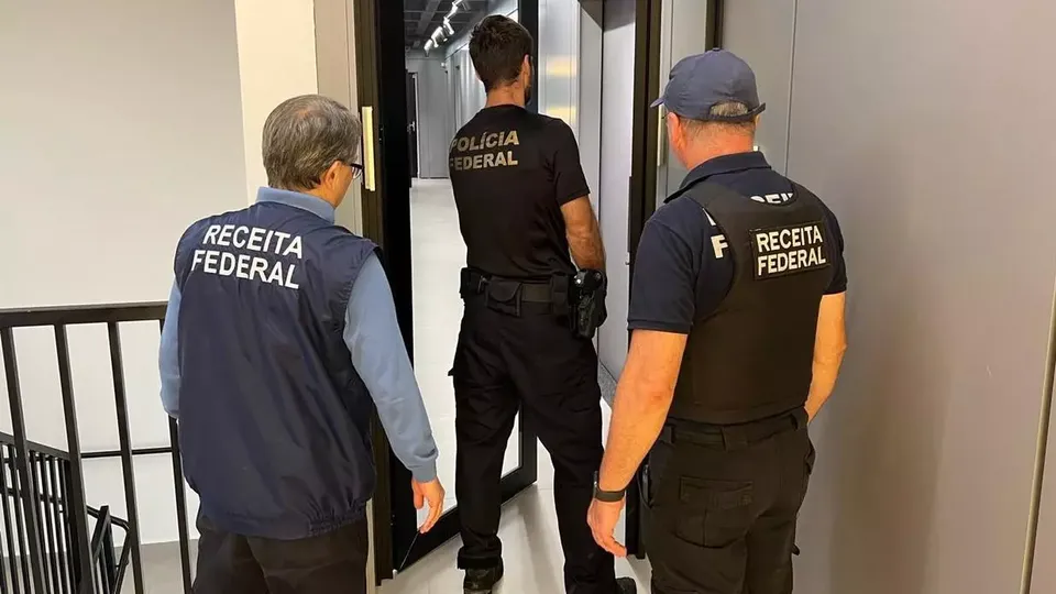 Ação visa desarticular uma organização criminosa em Santa Catarina; 18 mandados de busca são cumpridos.
