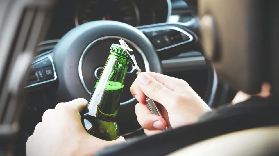 A Câmara dos Deputados aprovou um projeto de lei que exige que motoristas sob efeito de álcool ou drogas ressarçam integralmente os danos causados em acidentes. O texto segue para o Senado.