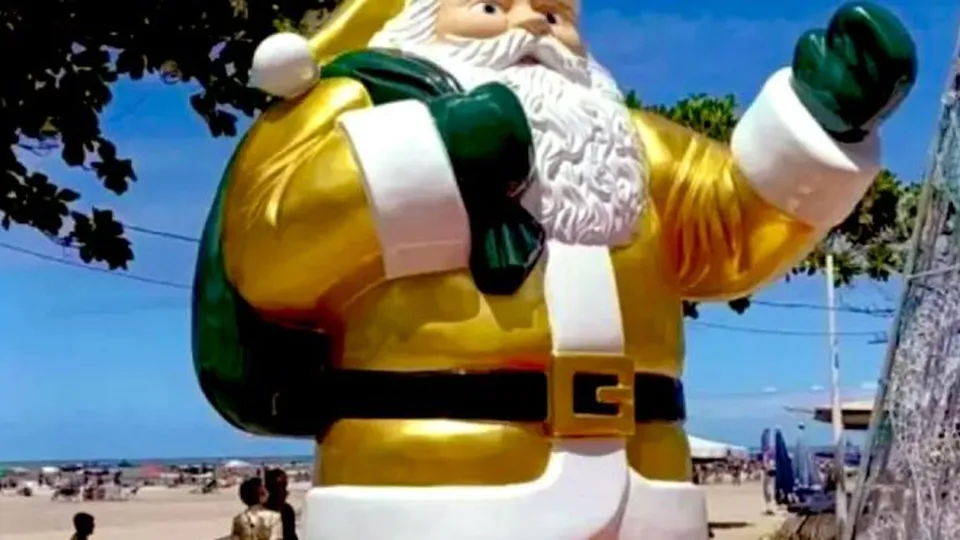 Papai Noel verde e amarelo gera polêmica e divide opiniões em Balneário Camboriú