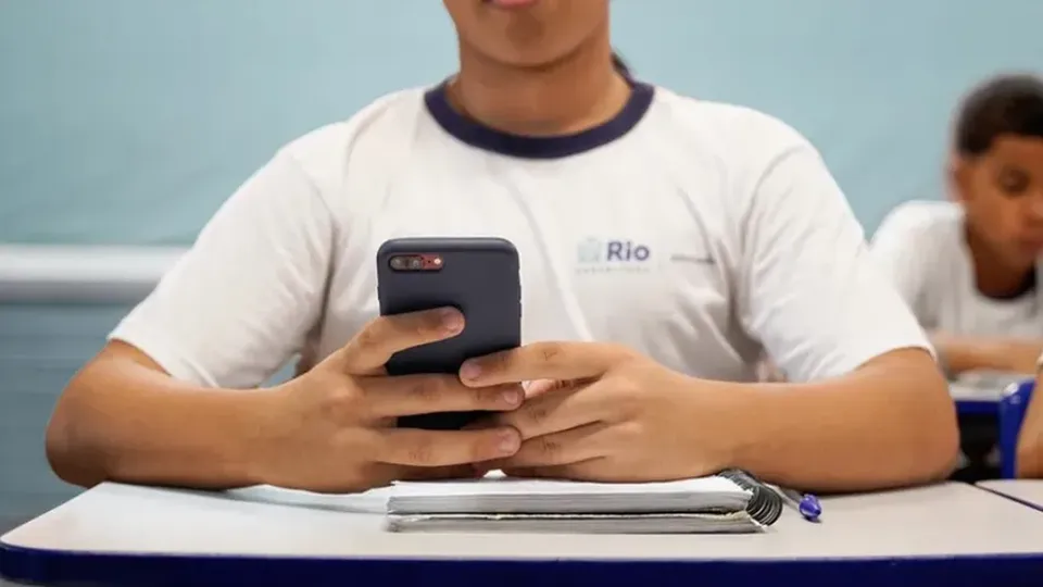 A nova proposta permite que alunos levem celulares, mas proíbe seu uso, exceto em casos específicos.