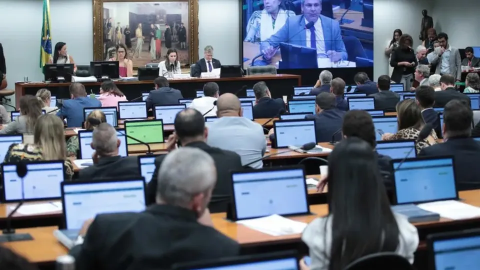 A proposta, que visa recontagem física de votos, avança com apoio de bolsonaristas e enfrenta resistência do governo.