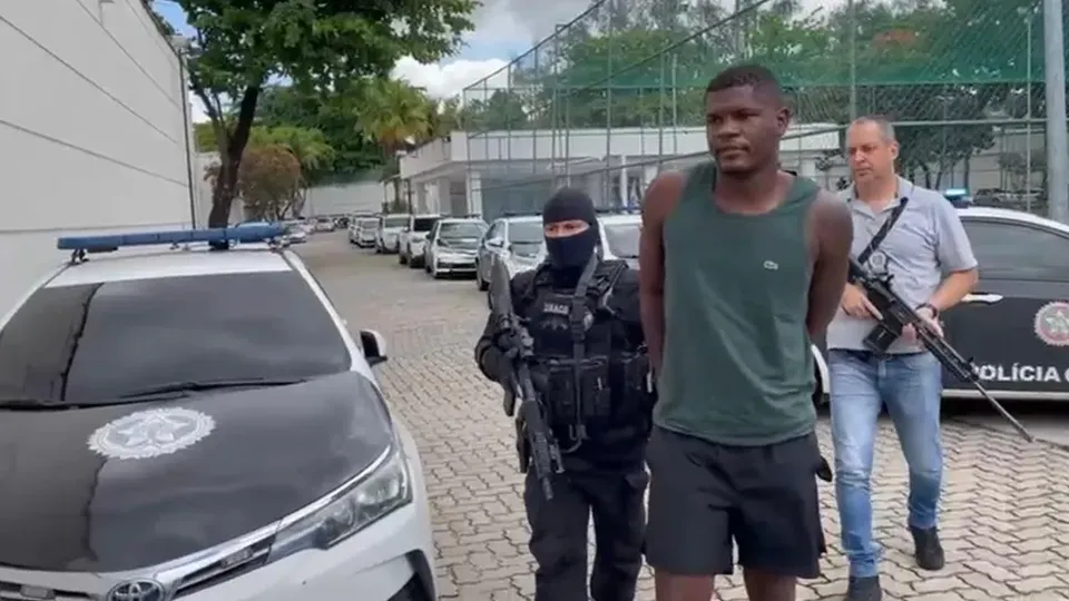 Felipe Ferreira Carolino, conhecido como Zulu, foi detido em quarto reservado; polícia investiga favorecimento em unidade de saúde.