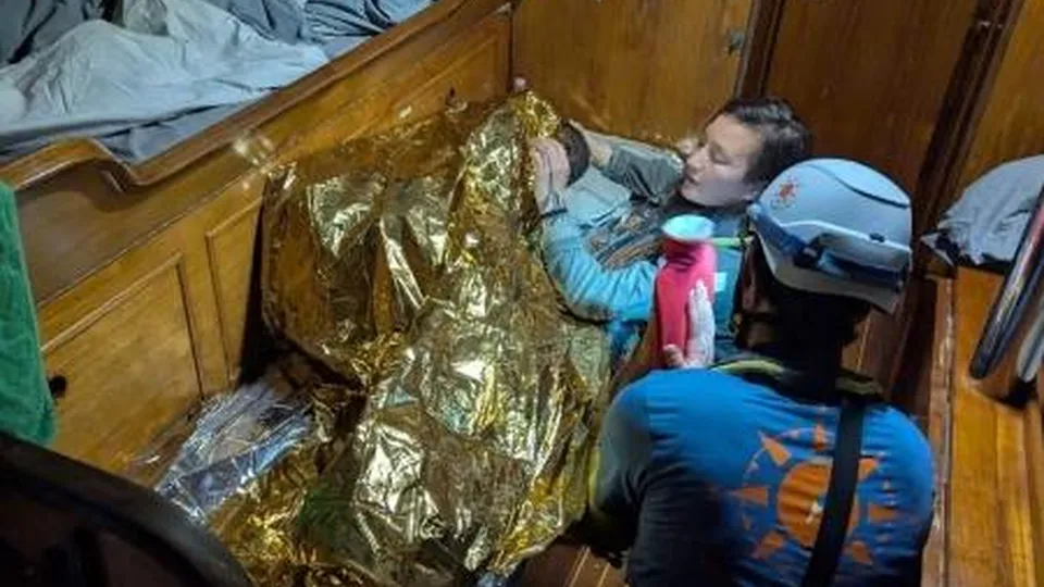 Uma menina de 11 anos é a única sobrevivente de naufrágio próximo a Lampedusa; ONG relata tragédia que deixou 44 desaparecidos.
