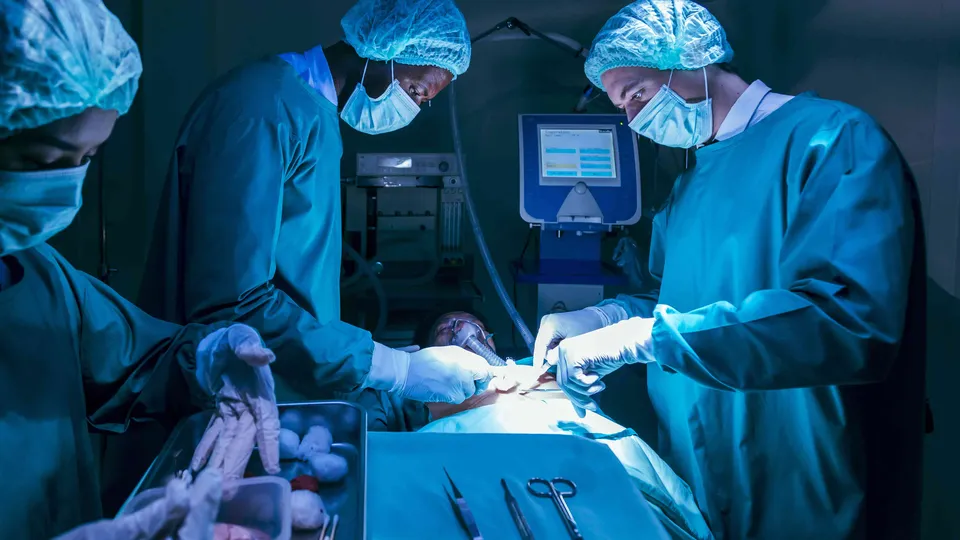 Hospital em Padova realiza transplante inédito de coração batendo desde a retirada até a implantação no paciente.