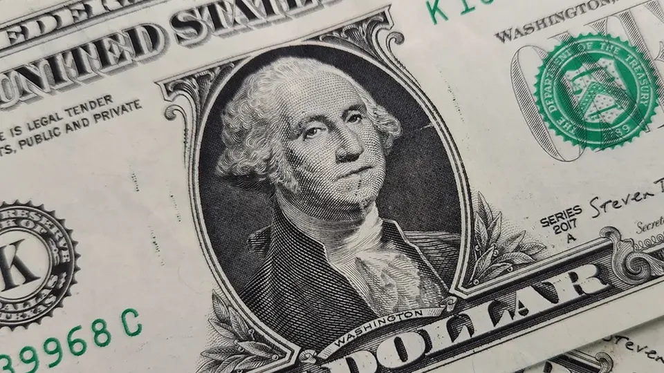 A moeda americana caiu 1,3% e fechou a R$ 5,968, influenciada por expectativas sobre a Selic e eventos políticos.