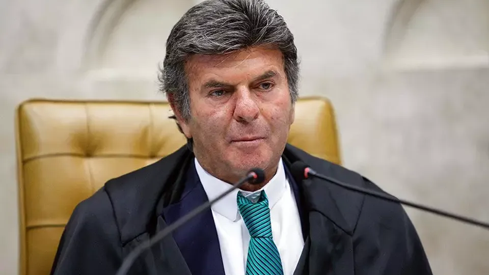 O ministro do STF, Luiz Fux, defende que plataformas digitais devem agir imediatamente contra postagens ilícitas após notificação.