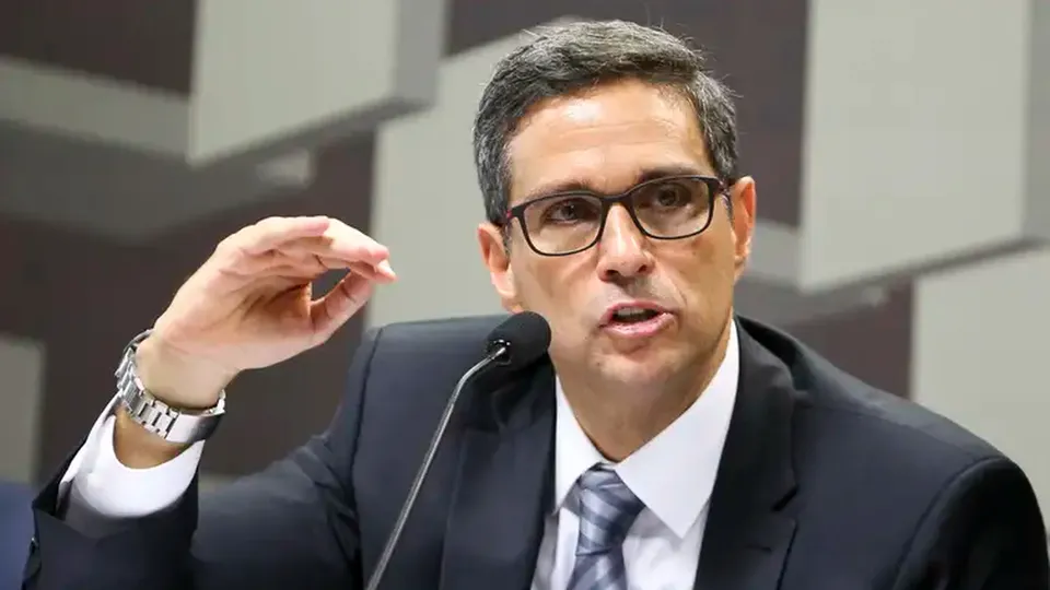 O Comitê de Política Monetária do Banco Central aumentou a taxa básica de juros em 1 ponto percentual, visando conter a inflação.