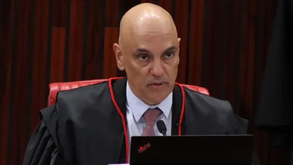 Moraes sugere que STF discuta regulamentação de IA durante julgamento sobre redes sociais