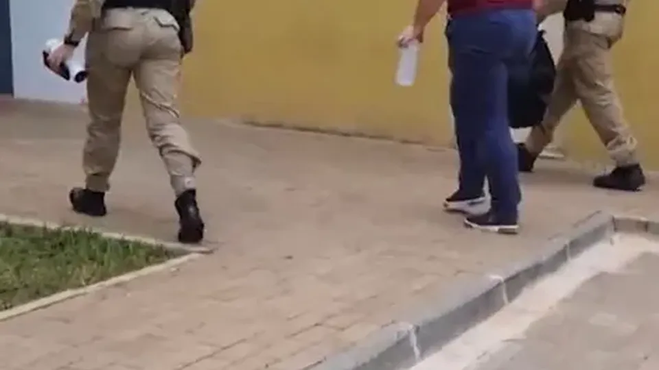 Um técnico de enfermagem foi detido após denúncias de abuso sexual contra pacientes no Hospital Universitário do Oeste do Paraná.