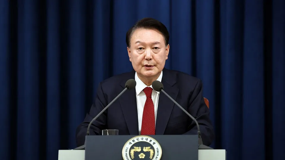 O presidente sul-coreano enfrenta novo pedido de impeachment após declaração de lei marcial; protestos e investigações marcam o cenário político.