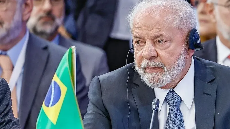 Pesquisa aponta que 52% dos brasileiros são contra candidatura de Lula em 2026