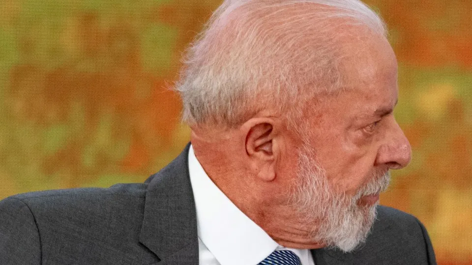 O presidente passou por uma embolização de artéria meníngea média e deve ter alta na próxima semana, segundo médico.
