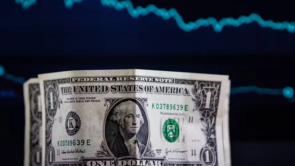 Dólar inicia o dia em queda, cotado a R$ 5,86, após decisão do Copom