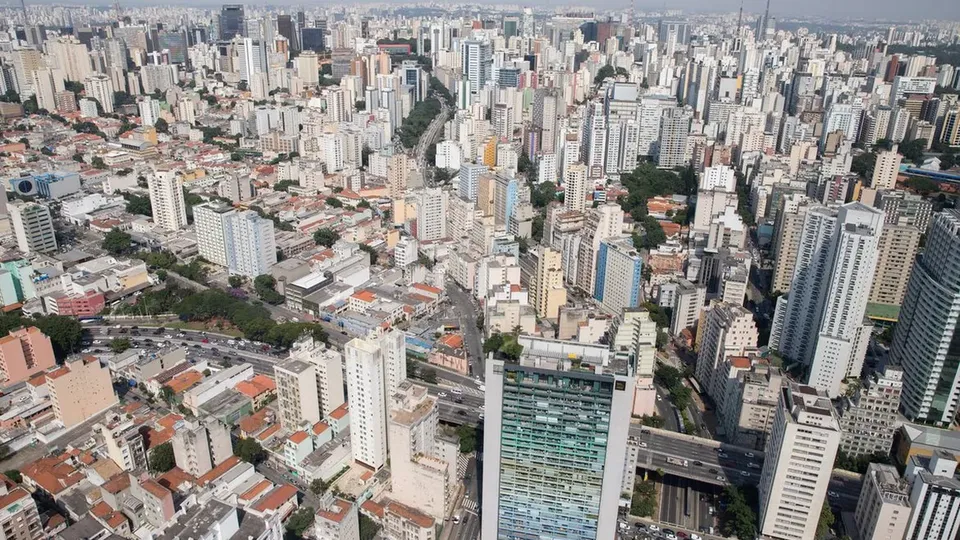 Dados do IBGE mostram que 20,9% da população vive em casas alugadas, aumento de 8,6 pontos em 22 anos.